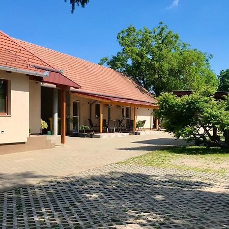 ホテル Lena Vendeghaz Balatonberény エクステリア 写真